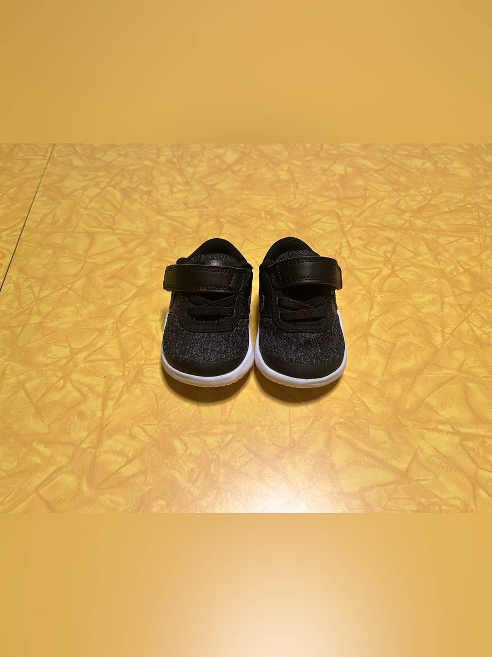 NWOT Nike Newborn Velcro Sneakers - Picture 2 of 8